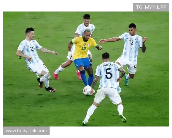 哥伦比亚队边路突破犀利，助力球队攻破对手防线