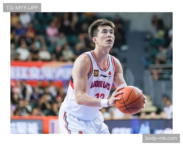 郭艾伦赛场上狠劲十足，下了场竟爱穿拖鞋逛小巷子？